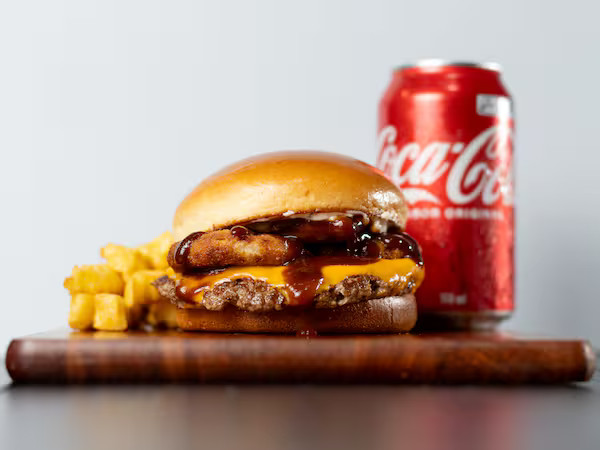 Combo para 2 pessoas | 2 Burguers + 1 Porção de Fritas (300g) + 2 Bebidas (350ml)