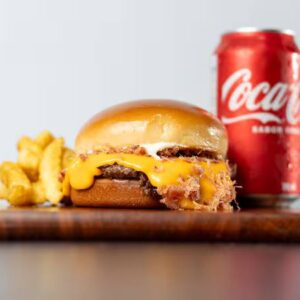 combo para 4 pessoas | 4 burguers + 4 porções de fritas 150g + 1 coca cola 2l   +cupom delivery